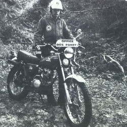 Agent ONF en moto tout terrain type SPR de marque Peugeot (1978) / &copy; DR