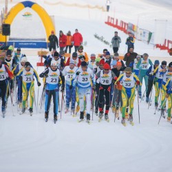 Participation de personnels ONF (en tenue verte et jaune) aux championnats  de France de ski de fond (2010) / &copy; DR