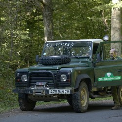 V&eacute;hicule 4x4 Land Rover de l'ONF sur une route foresti&egrave;re (2012) / &copy; Jean-Marc P&eacute;chart / ONF