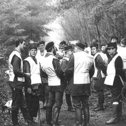 Groupe de forestiers rabatteurs en attente du d&eacute;part de la chasse, en for&ecirc;t domaniale de Compi&egrave;gne (1974) / &copy; Roger Georget